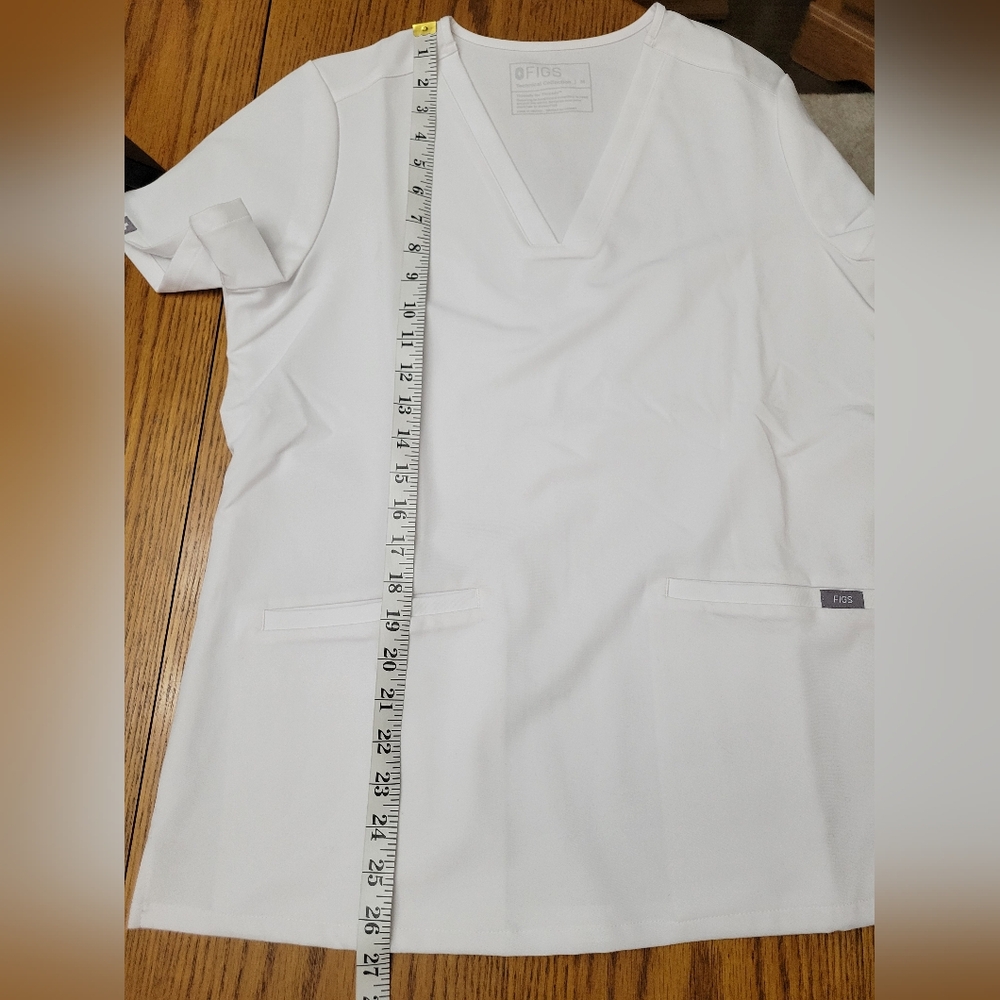 NWOT FIGS Casma Three-Pocket Scrub Top White Size Medium - Picture 8 of 9